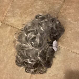 BNWT Curly Gray Hairpiece for Women full head